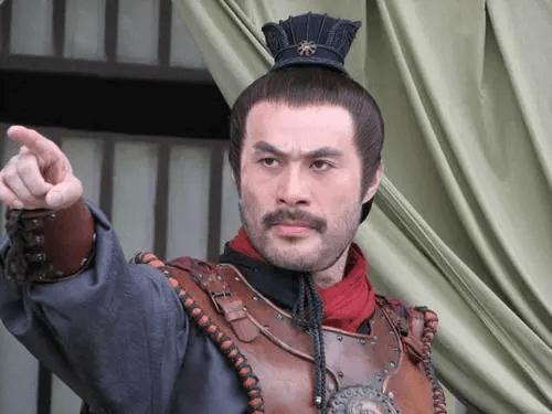 他被誉为“风月片”教父，拦截训练中的女兵，直言：我们结婚吧