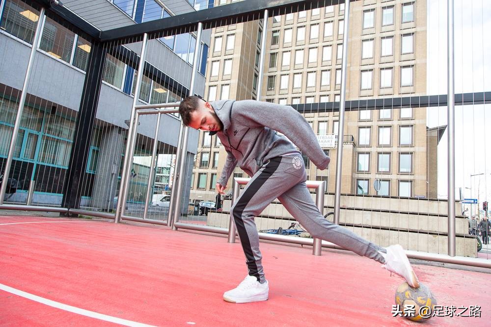地面花式足球,花式足球技巧之地面舞蹈