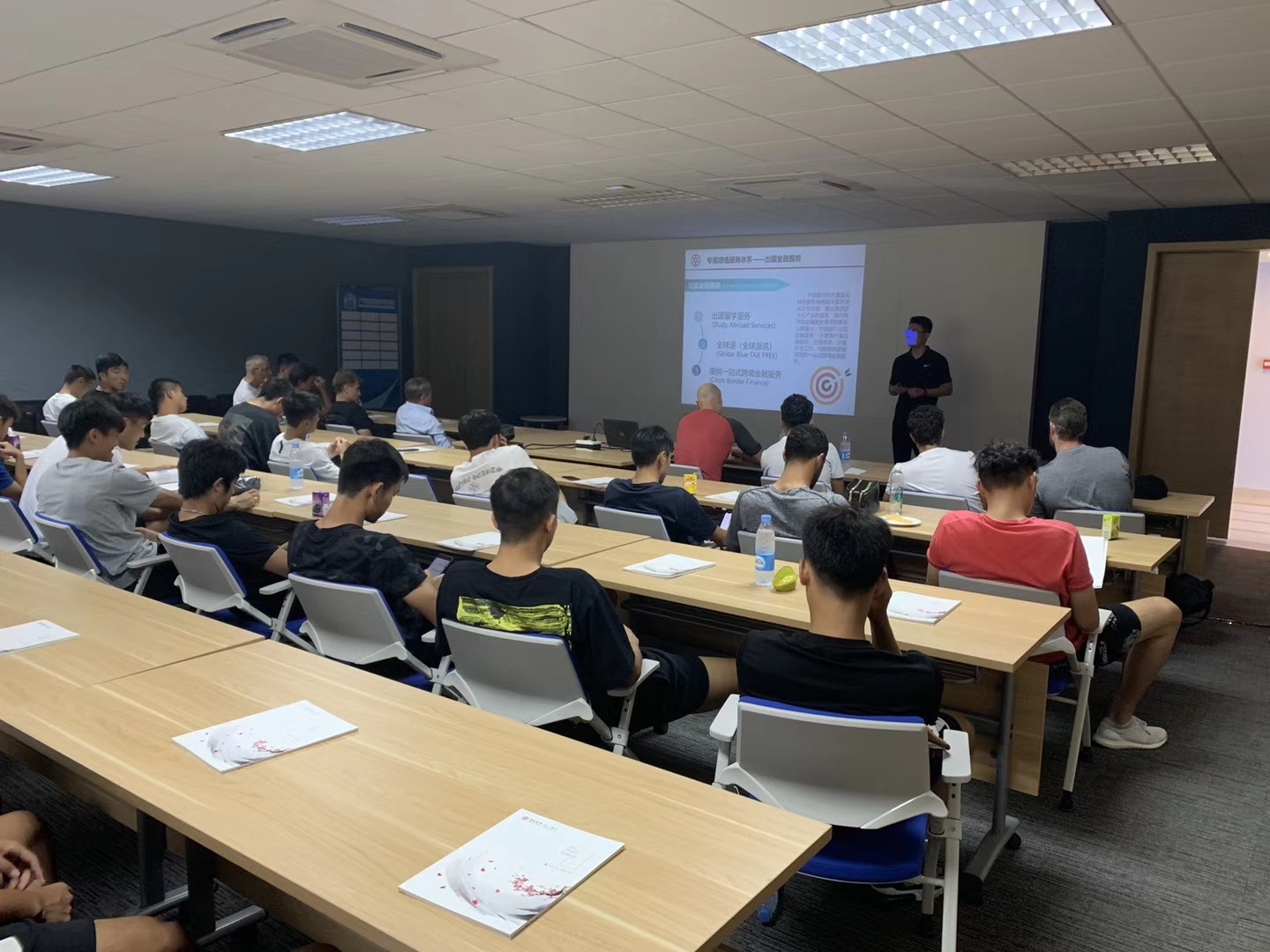 罕见!富力全队一起不训练上课!连斯托伊克维奇也乖乖听课