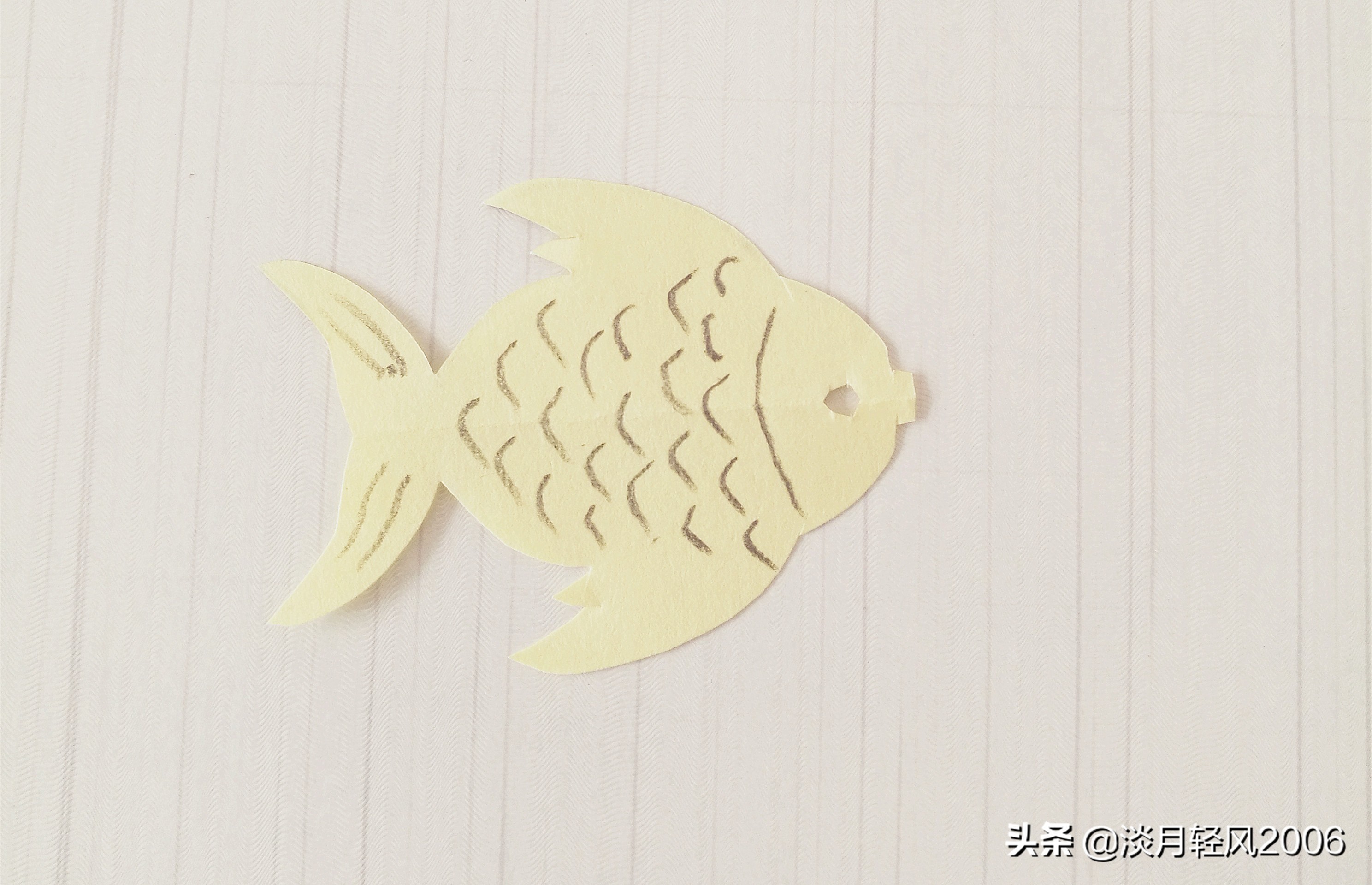 用彩纸制作出一只可爱的小鱼,橡皮泥做的小鱼放彩纸上怎么做