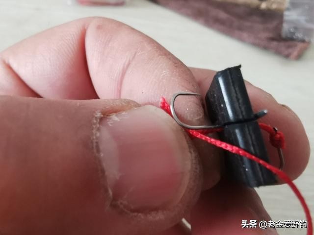 怎么用绑钩器绑钩简单又结实,绕线圈自制绑钩器可以绑袖钩