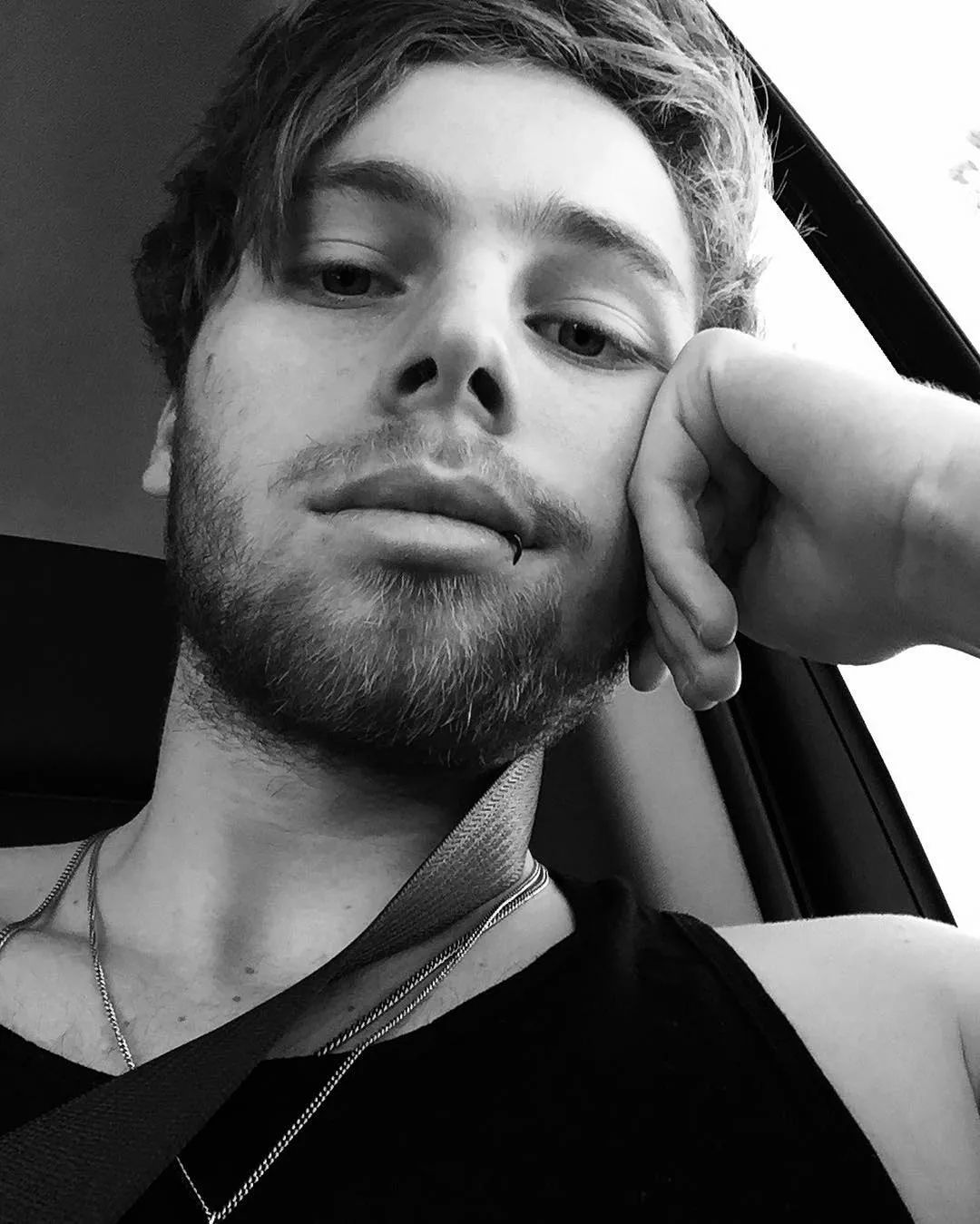 澳大利亚男歌手跟越美混血女星求婚成功