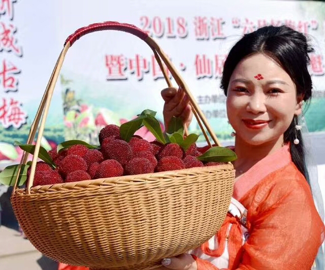 年入百万“神仙姐姐”热心做公益曾做生意被骗光想自杀穿睡衣返乡想感谢当年绿皮车上塞给她100元的陌生男