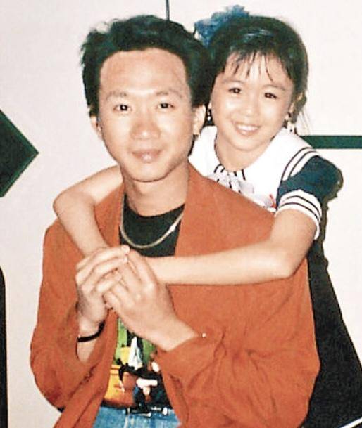 歌迷晒和黄家驹合照,tvb黄贯中采访谈黄家驹完整