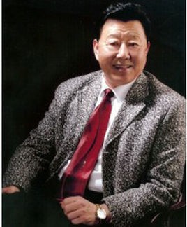 古今明捧着周恩来的骨灰,走过长安街,如今的他过得怎么样了?