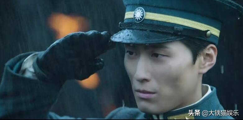 民国军装男神霸气出场,成毅帅气军装
