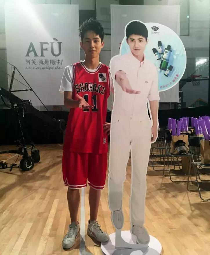 比较瘦的男孩子应该穿什么衣服,有点肉的男孩子该怎么穿衣服