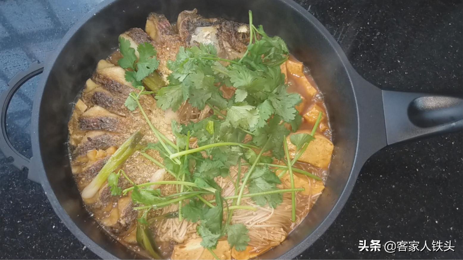 2条草鱼1块豆腐教你最好吃的做法,红烧草鱼头豆腐的做法大全家常