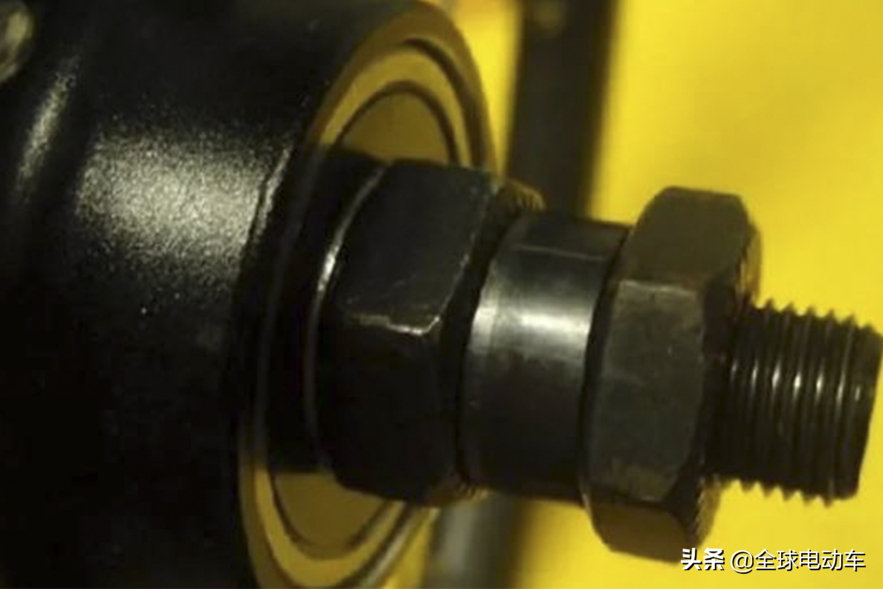 方向盘抖动跑偏是什么原因,三轮摩托车方向盘抖动怎么解决