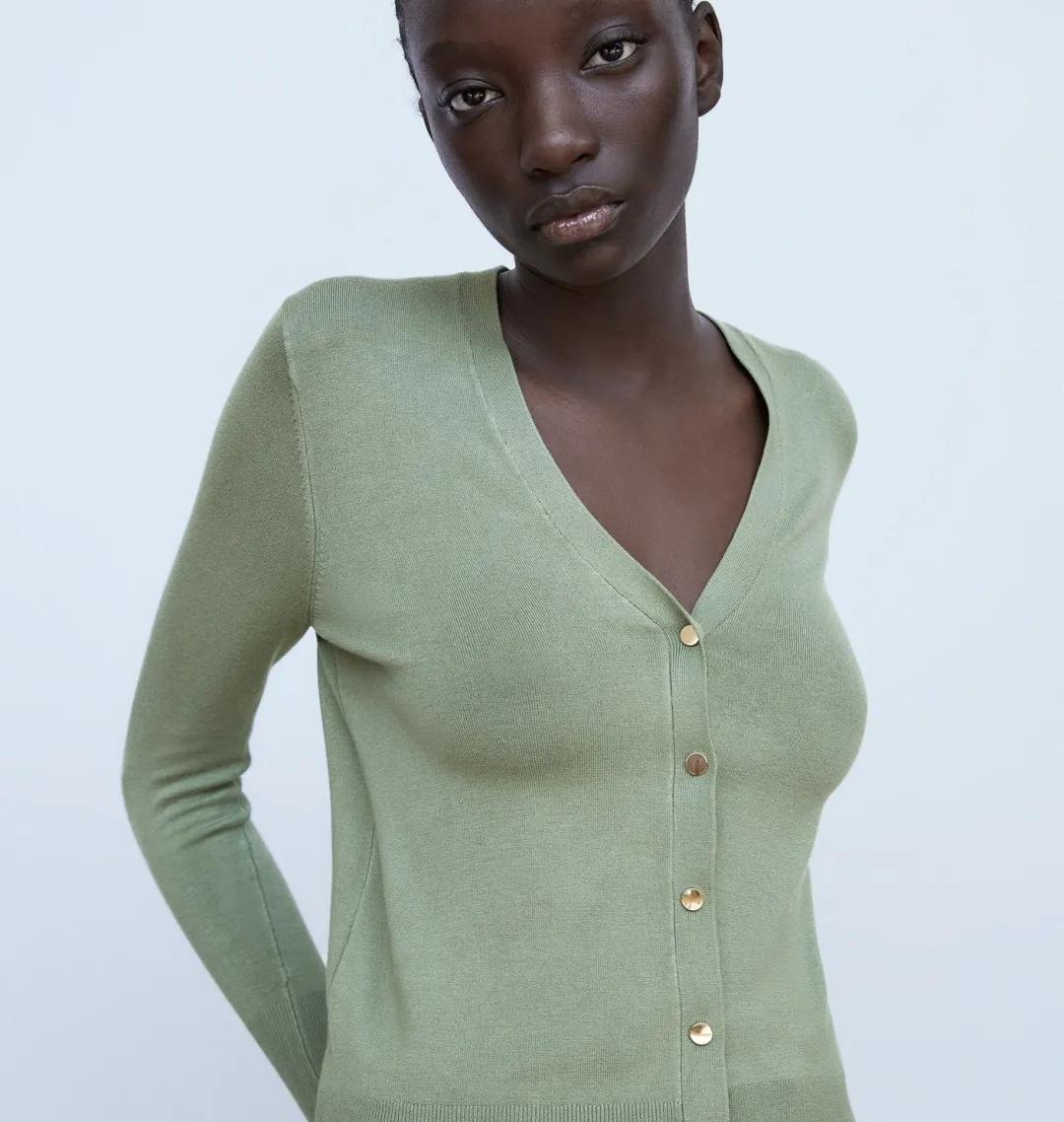 2019年秋款针织衫穿衣技巧,今冬流行的针织衫优雅减龄又时髦