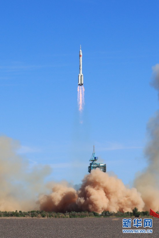 宇航员宇航服科普,宇航员拎着的小盒子