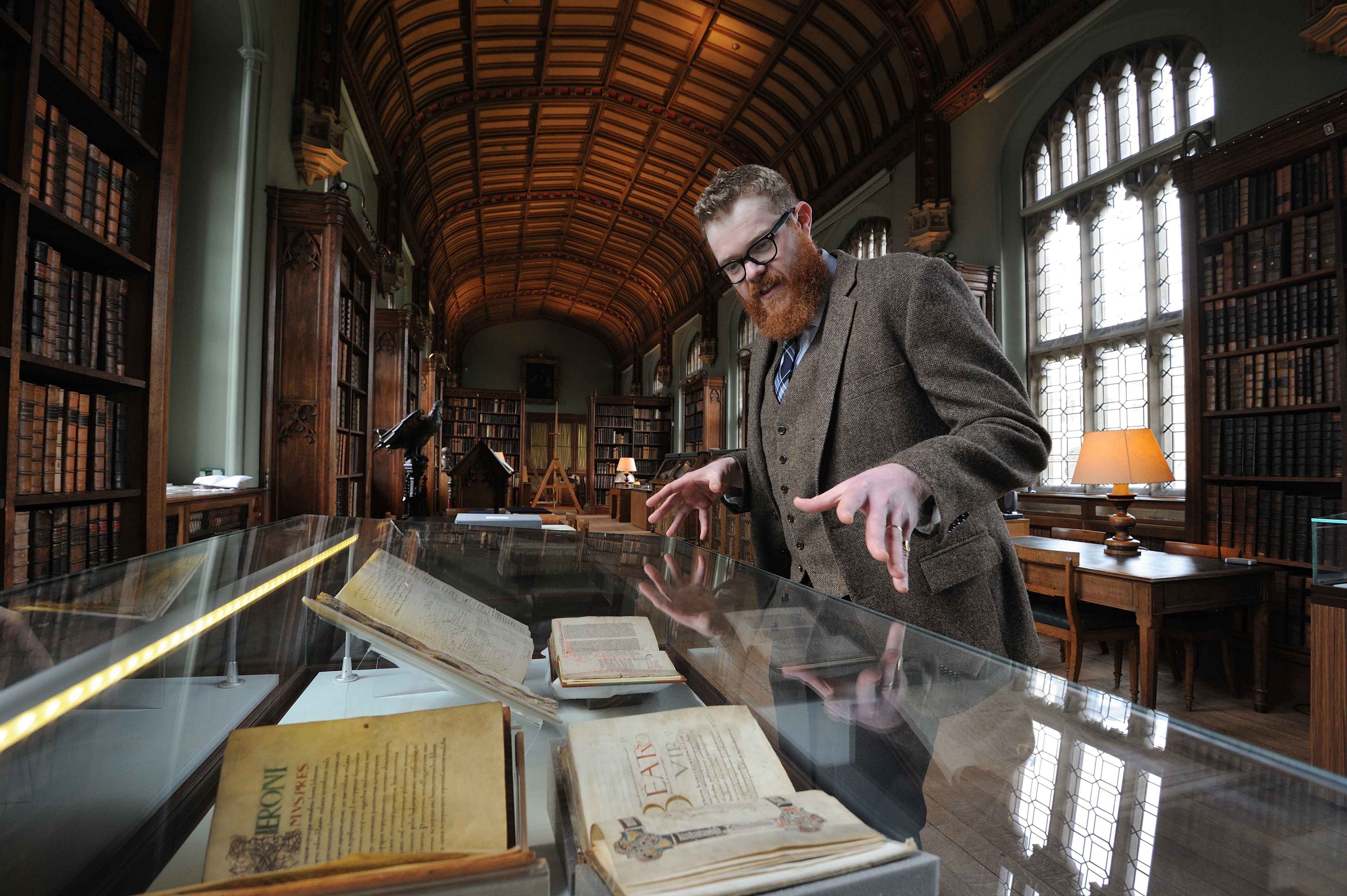 英国图书馆整理古籍,在500年前的手稿中发现饼干,夹在书中50年