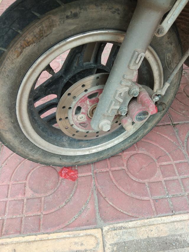 碟刹抱死排气也动不了,碟刹抱死继续骑行