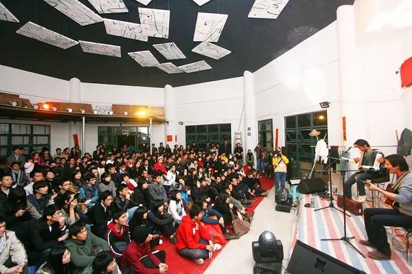 很够力!很劲!那些年在现场听“五条人”的音乐会