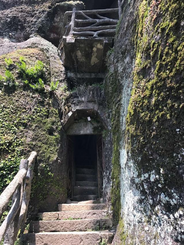 典型的丹霞地貌有碧水丹山之美誉,俯瞰丹霞地貌鬼斧神工令人惊叹