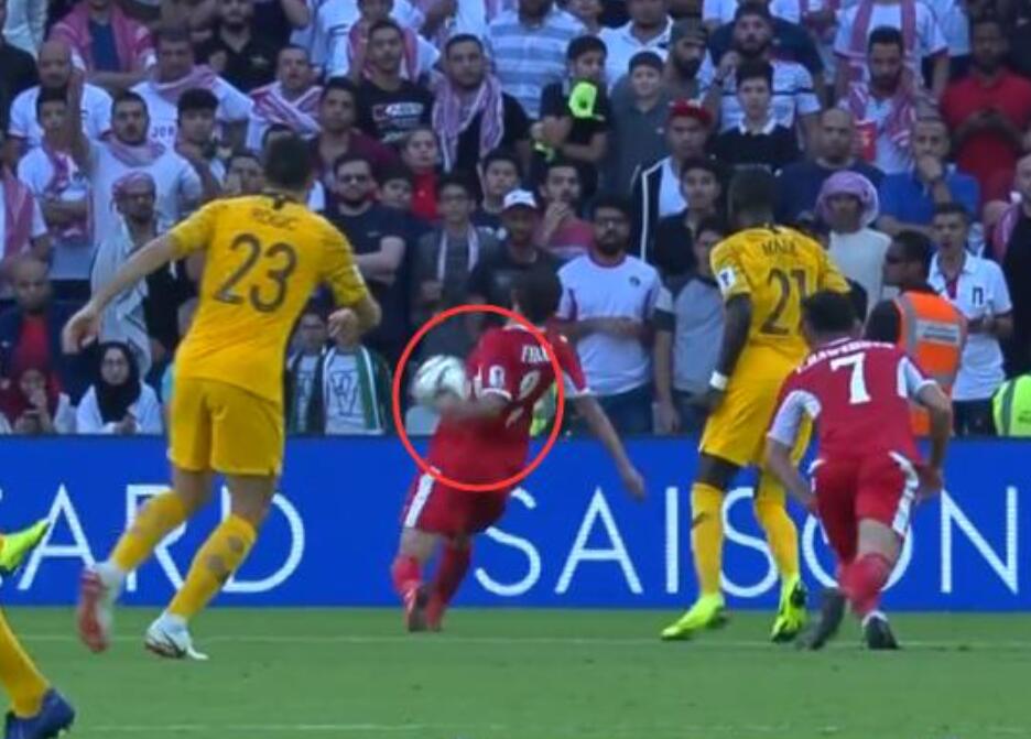 倒地+手球皆遭无视！两次业余判罚遭球迷怒怼：裁判为西亚真拼了