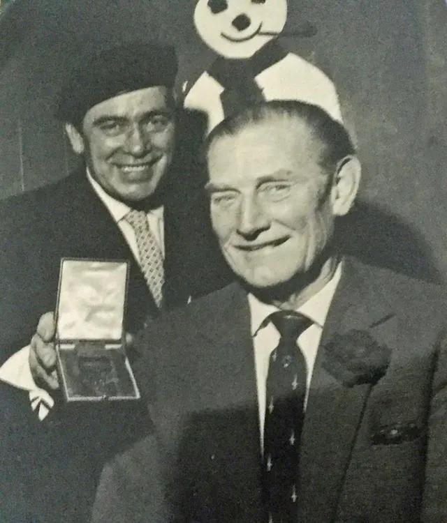 弯弓搭箭射纳粹：与英国首相同名的超级战士堪称二战中的最强者