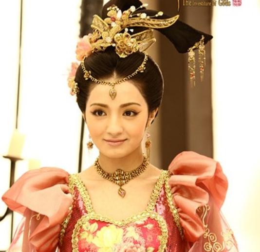 姜潮麦迪娜在婆婆面前秀恩爱,姜潮妈妈和麦迪娜的婆婆