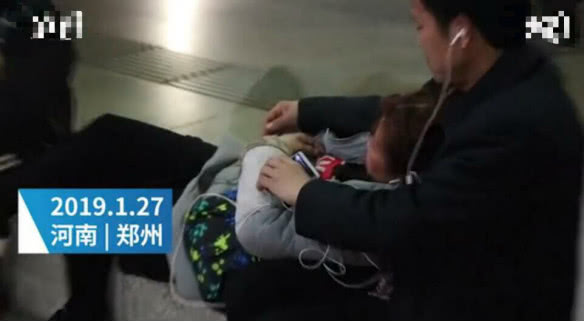 火车站夫妻拥抱,火车站小夫妻相拥