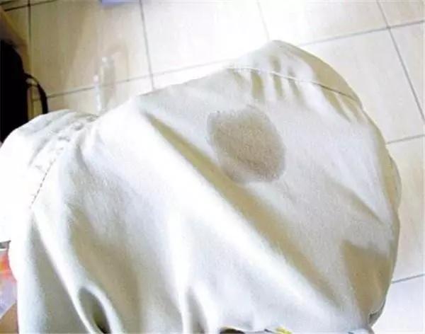 衣服的油渍干了久了有印怎么洗掉,洗衣机洗完衣服上有油渍怎么回事