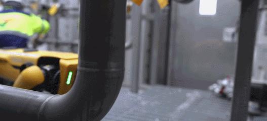 连拆弹、监控、拉黄包车都会,还有什么是这条机器狗不会做的?