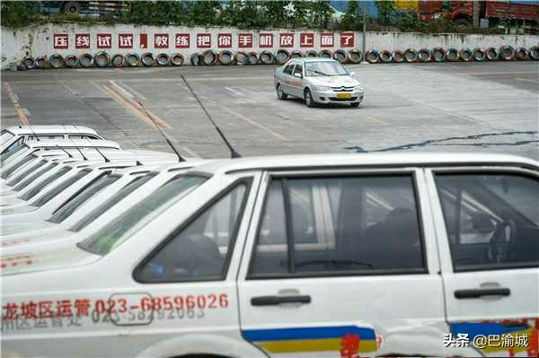 重庆一驾校应标语成网红，笑中带泪拿驾照