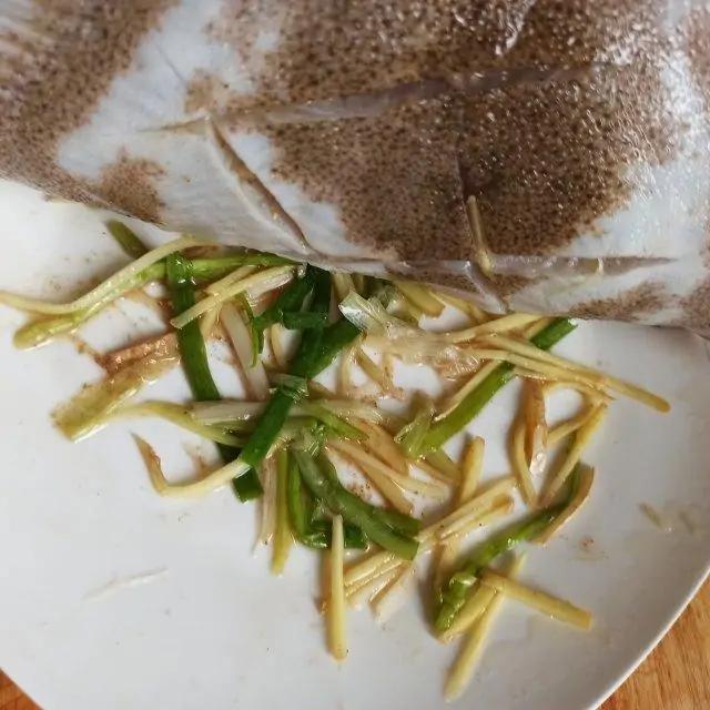 清蒸多宝鱼怎么鲜嫩好吃,清蒸多宝鱼的做法最正宗