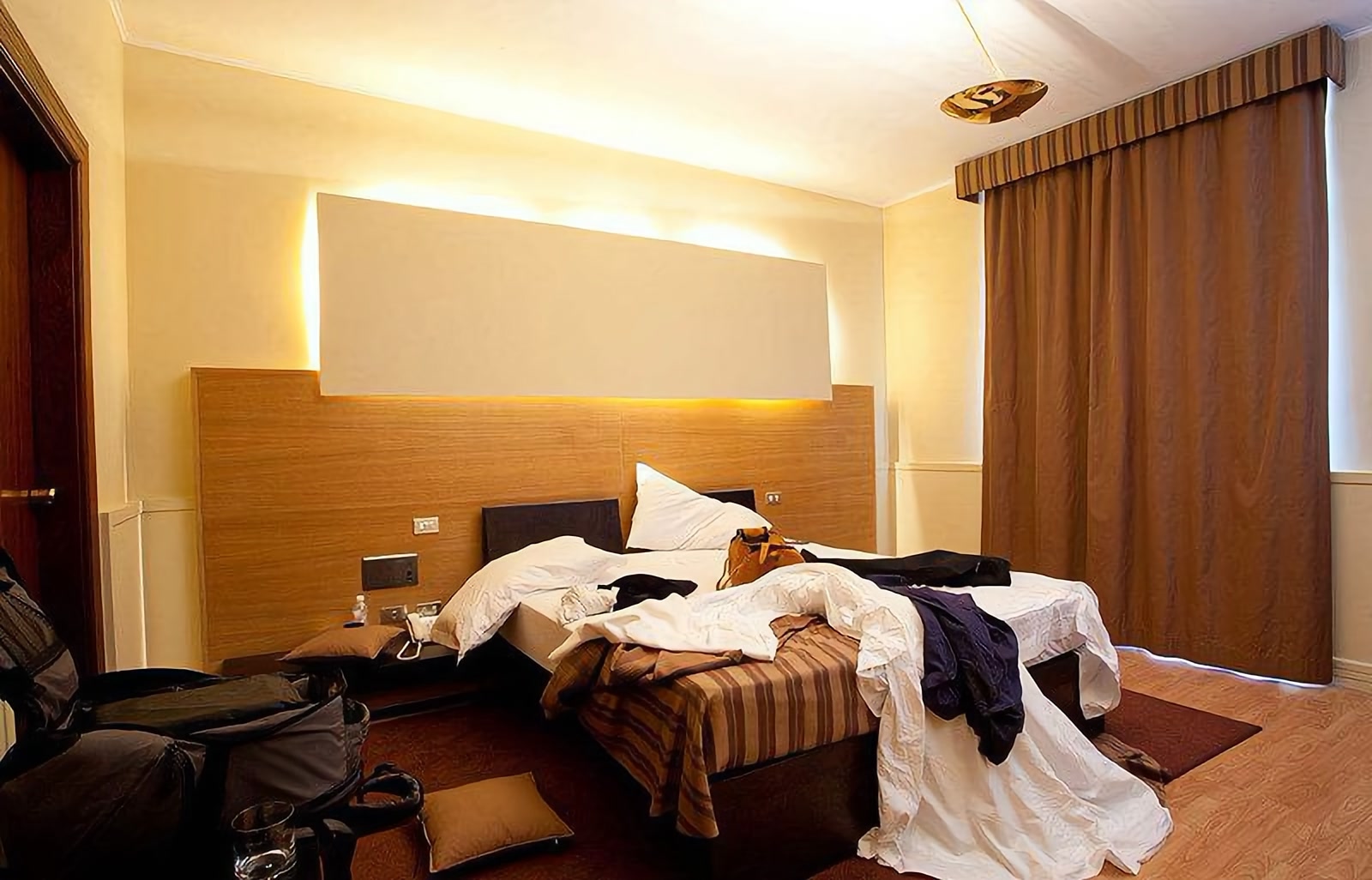 为什么情侣住酒店，不会被查，但是假的就一劳永逸的查？