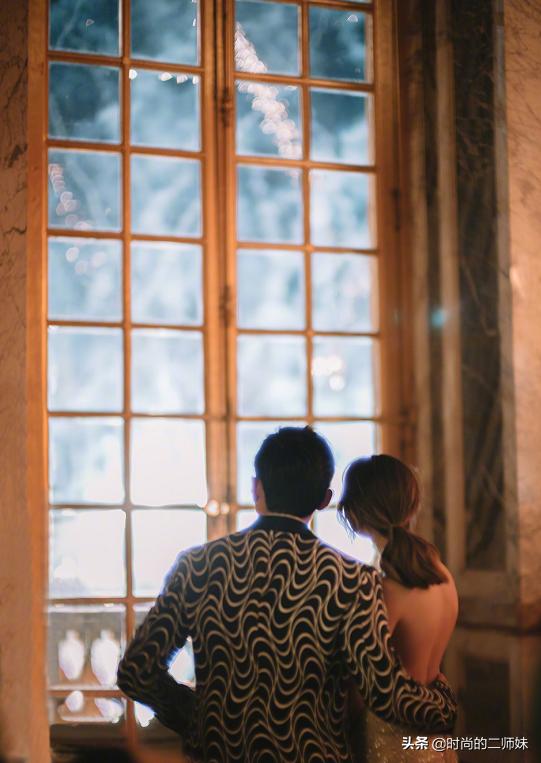 昆凌时尚大片曝光视频,昆凌现身紧身牛仔裤外套身材