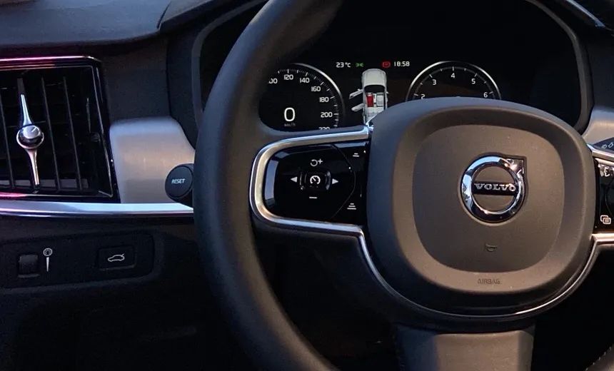 沃尔沃s90智逸豪华2022款使用说明,沃尔沃s90t8混动版2022款缺陷