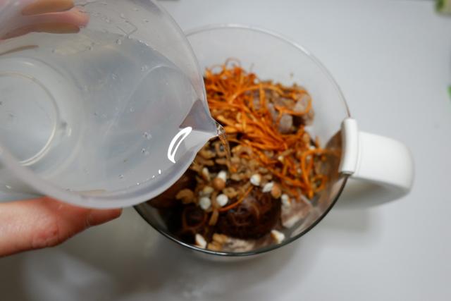 熬猪骨汤用哪些中药,猪大骨熬的白汤有什么