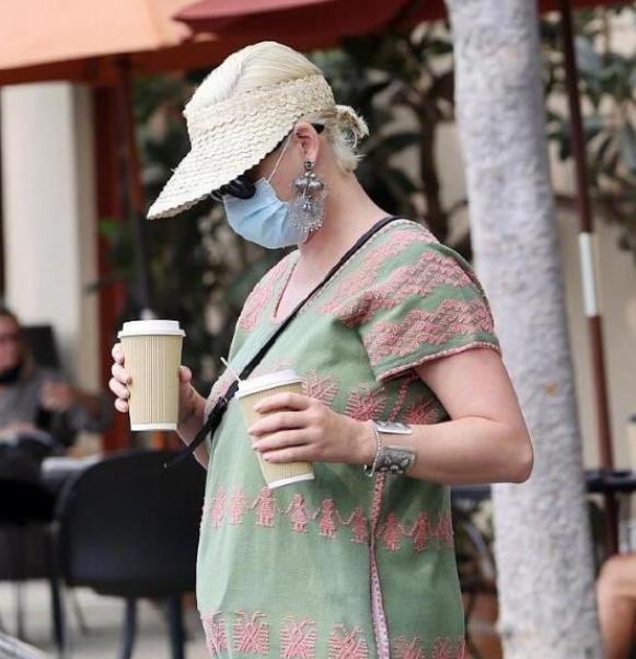 68岁的大妈整容变成萝莉的故事,整容成小萝莉