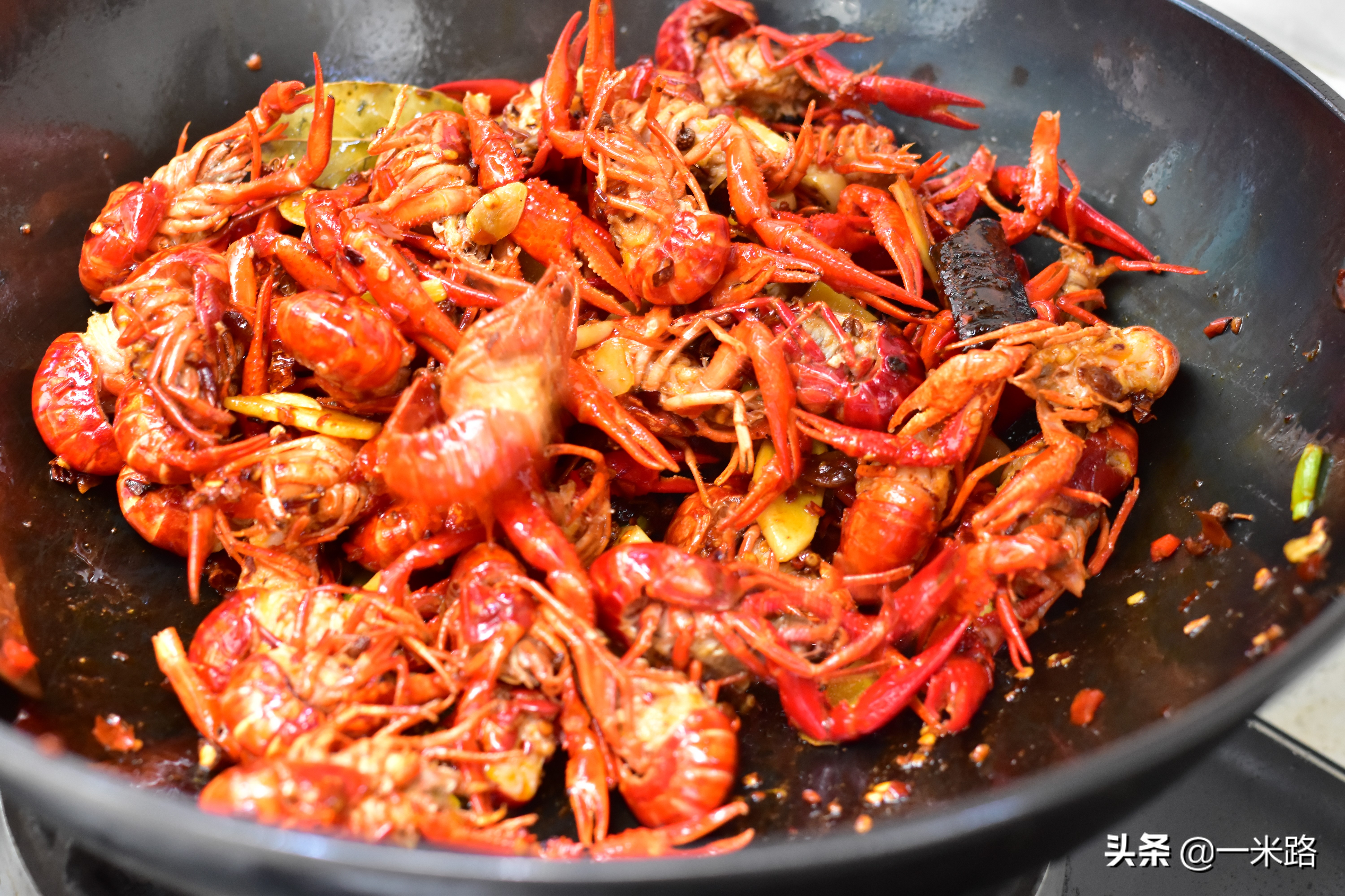 麻辣小龙虾的绝配是魔芋豆腐,又麻又辣多汁,吃起来真带劲