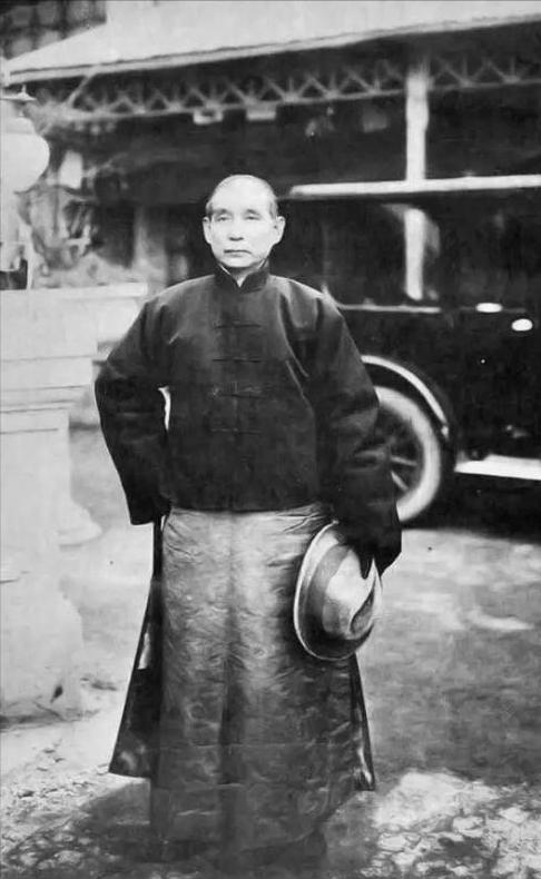 毛主席逝世追悼会上,举国致哀站立吊唁,为何有一人会坐着参加?