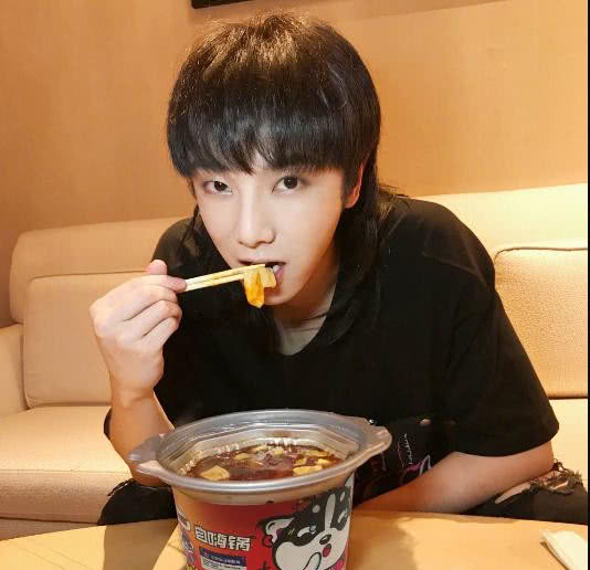 我证明：纯情少年华晨宇真的没有整容没有植发没有情人没有私生子