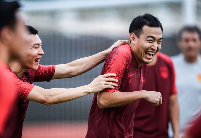 篮球为何比足球强？中国男篮落选后卫晒肌肉，只比胡尔克小了一圈