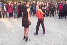 街头健身有些人不懂健身就瞎练,农村大爷习武健身一身肌肉