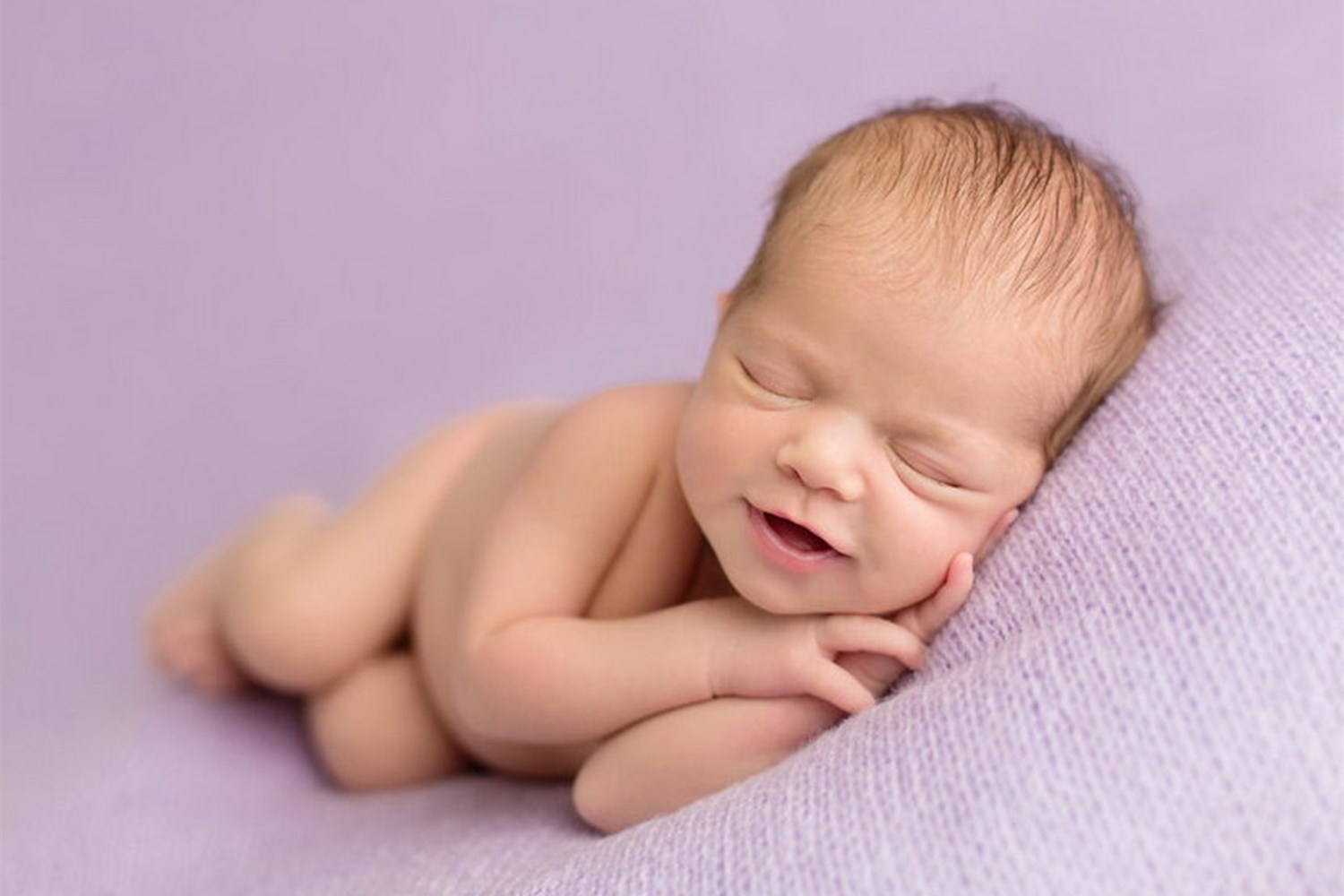 新生儿出生就会笑代表孩子聪明吗,新生宝宝经常笑代表什么