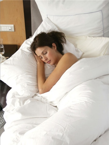 女人睡觉时，要扎发还是散发？我做错多年，难怪掉发快，发际线高