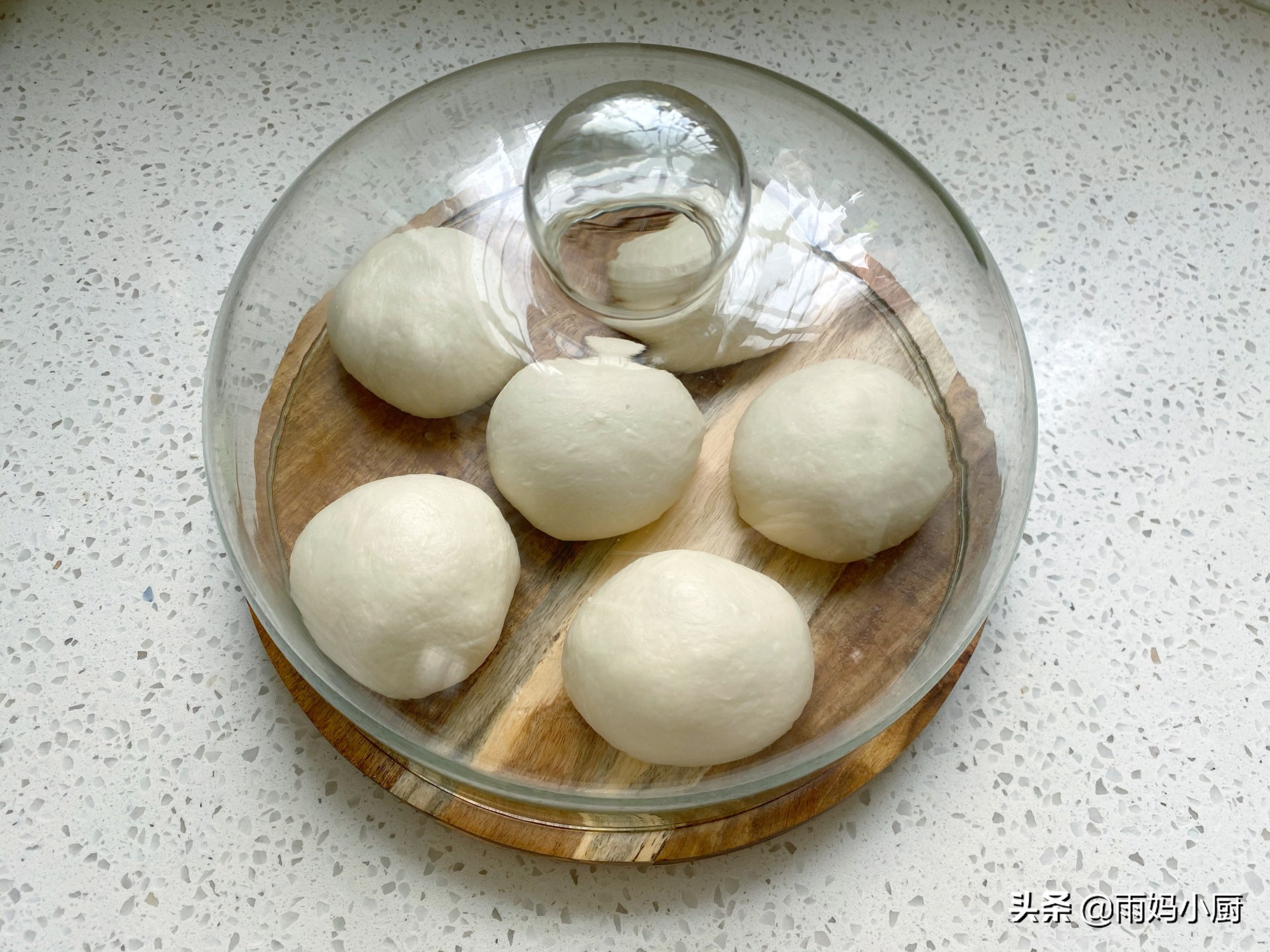 做面包最合适的室内温度,夏天做面包如何控制面团温度