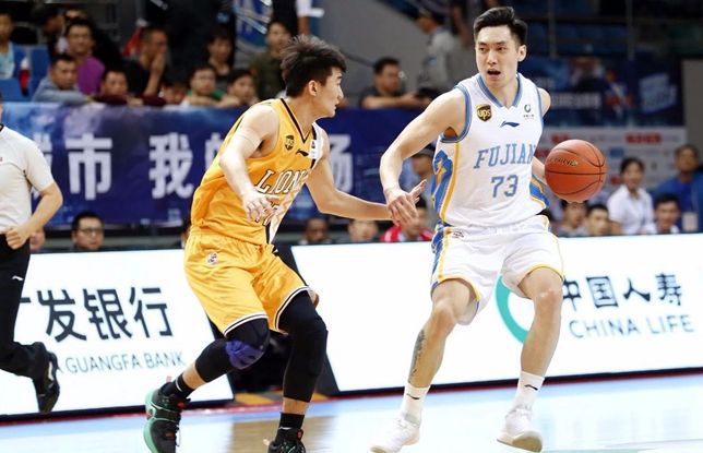 篮球为何比足球强？中国男篮落选后卫晒肌肉，只比胡尔克小了一圈