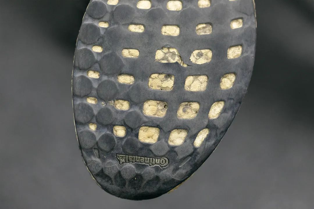 缓震支撑慢跑跑鞋纯黑,百元以内防滑跑鞋