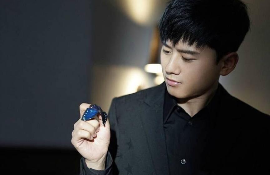 张杰唱歌忘词怎么解决,张杰演唱会忘词粉丝秒变提词器