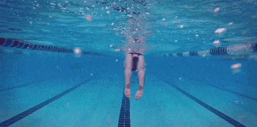 中游体育波浪式蛙泳陆上模仿,蛙泳收蹬腿时两腿动作不对称