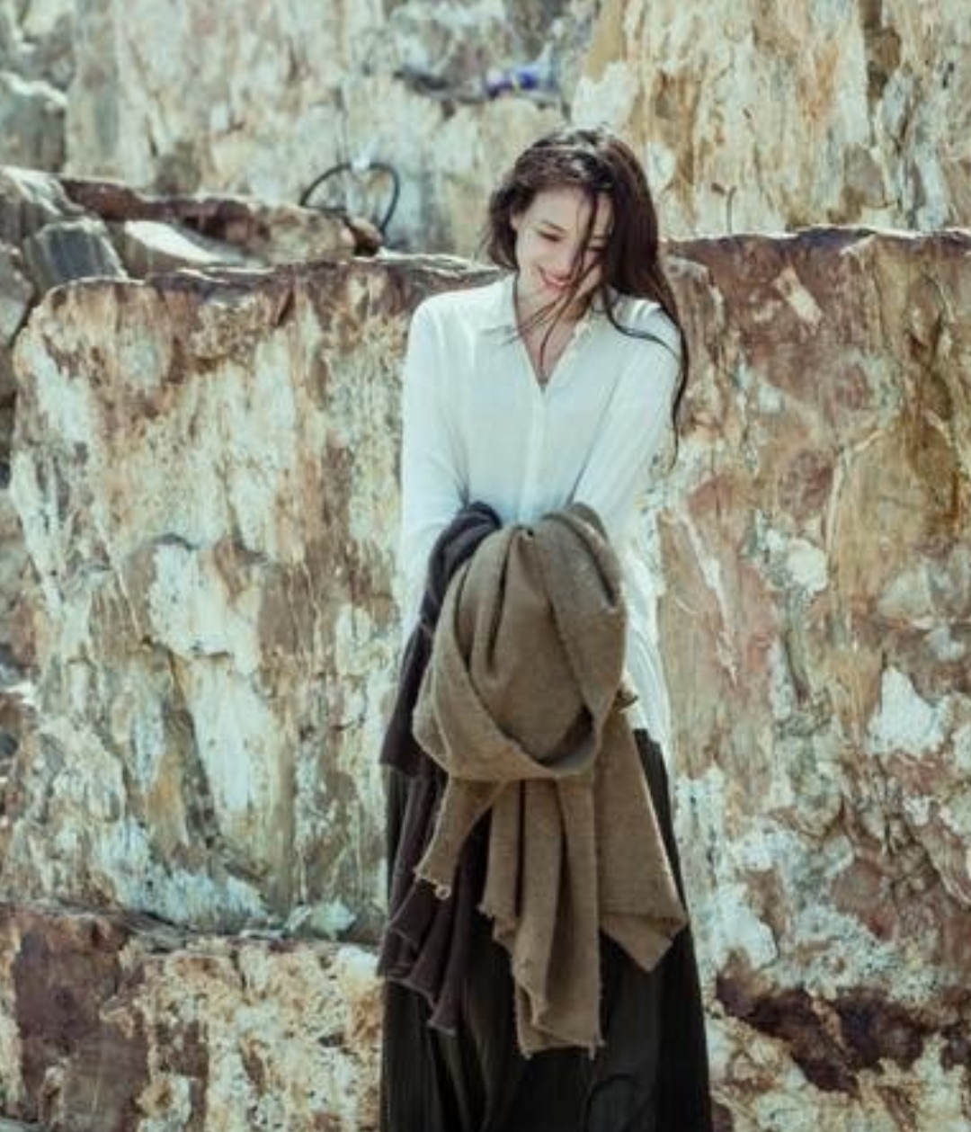 舒淇高级感穿搭,舒淇最新美照丝绒西装配红