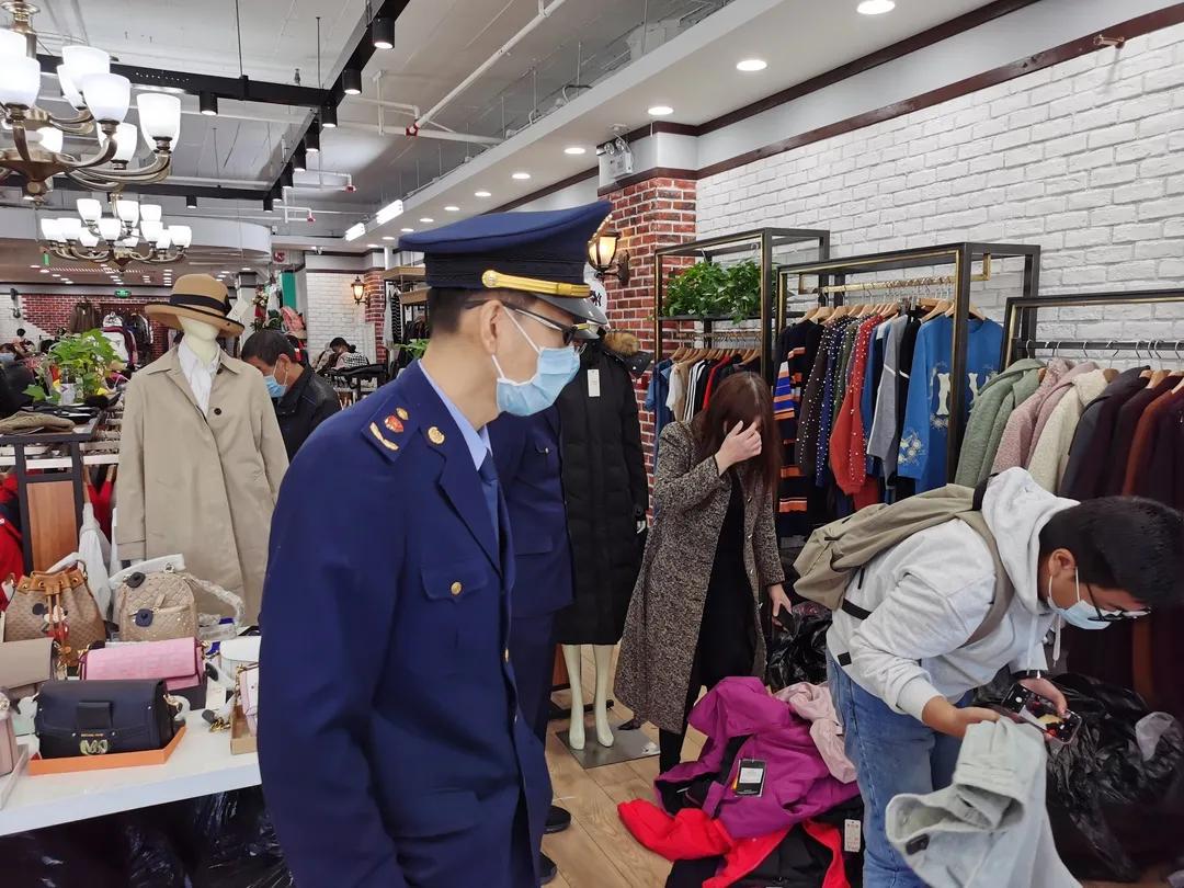 严打商标侵权!西城区市场监管局查获一批假冒知名品牌服装