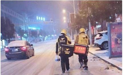 外卖小哥送餐途中因催单崩溃,外卖小哥催单惹怒店家后续