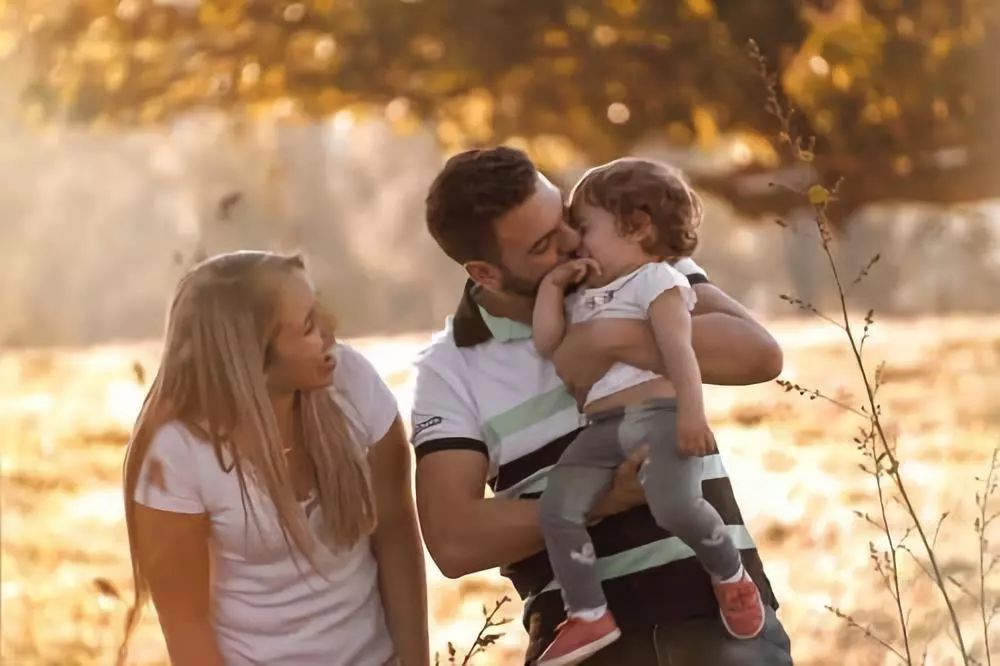 老婆说带娃太累了,妻子说带娃太累丈夫不信