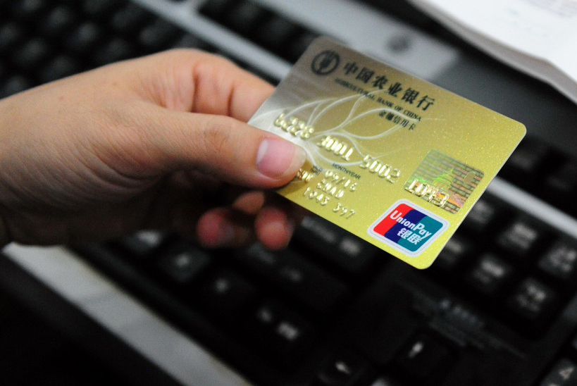 中介办信用卡骗局揭秘,中介办理信用卡通过率高吗