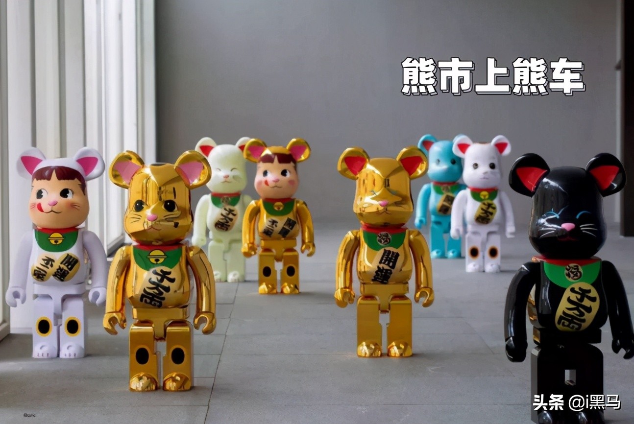 一只玩具熊在卧室里,一只玩具熊换房间